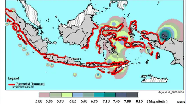 Peta potensi tsunami di seluruh wilayah Indonesia. Daerah pantai yang rawan ditandai dengan garis merah. 