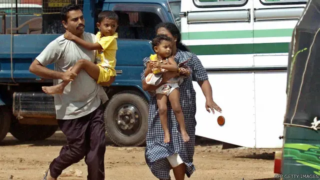 Pada status awas dan siaga, warga diminta segera menjauhi pantai, melakukan evakuasi. 