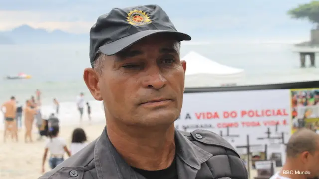 Sargento de la policía brasileña Carlos Antonio Aquino durante una protesta por la muerte de colegas en Río.