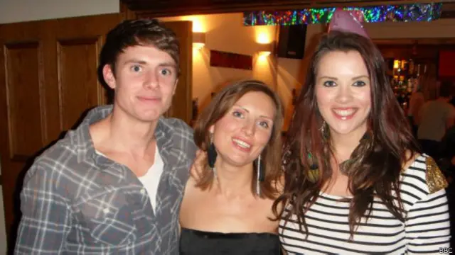 Claira ao lado do irmão e da irmã, que morreu após lutar mais de seis anos contra o câncer