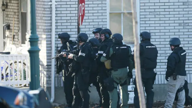 Aparat AS mengepung rumah Bradley William Stone. Namun, Stone dikabarkan masih menjadi buronan.