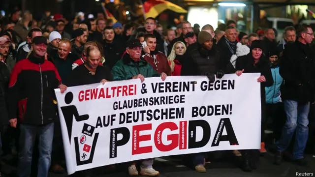 На марш в понедельник вечером собрались около 10 тысяч человек