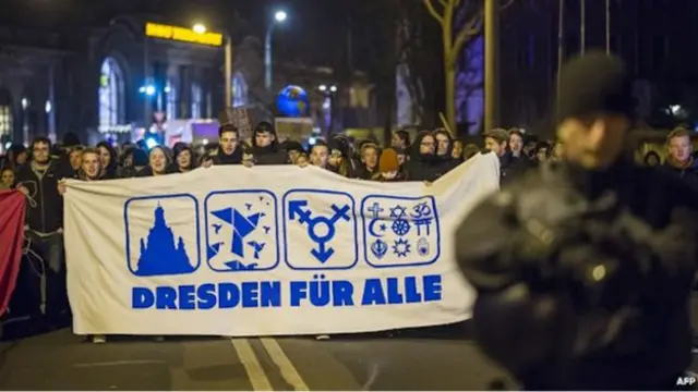 ضدتظاهرات در درسدن همزمان با تظاهرات مخالفان مهاجرت برگزار شد