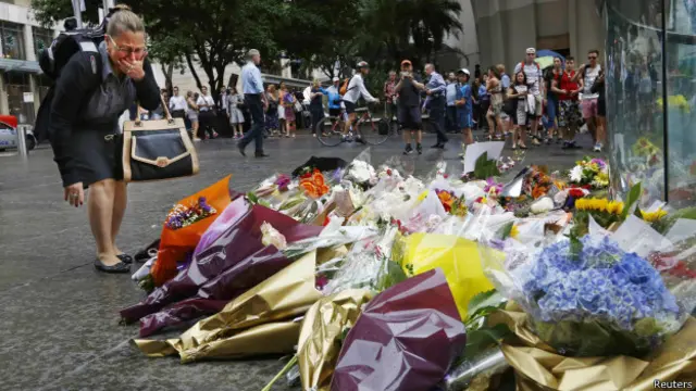 توافد الاستراليون لوضع الزهور في ذكرى ضحايا الحادث.