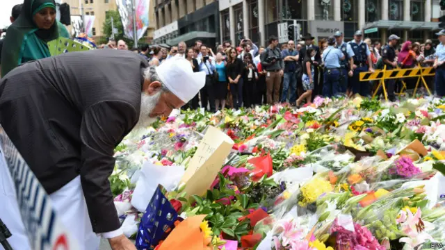 सिडनी बंधक मामला, श्रद्धाजंलि देती मुस्लिम दंपति