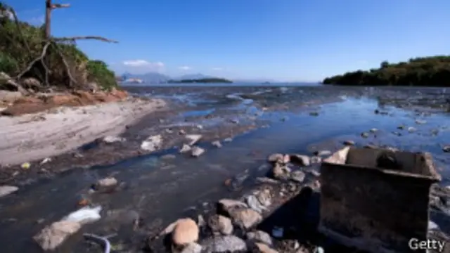 रियो के समंदर में नाले का पानी 