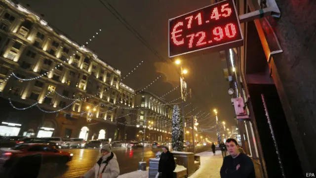 Россияне получили грустный новогодний подарок в виде рекордного удешевления рубля