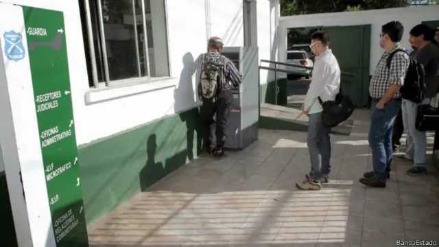 Cajeros en comisarias policiales