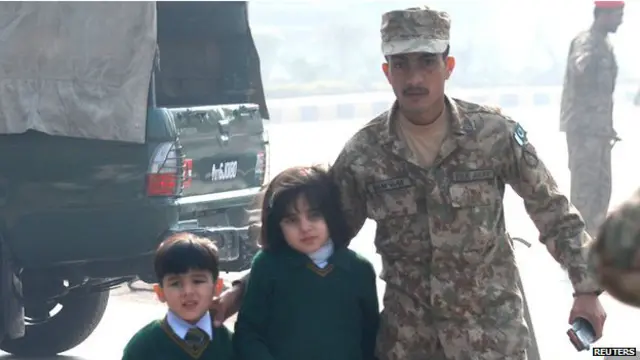 五、六名武裝分子身穿保安部隊制服進入學校打死二十多人