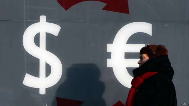 Россияне уже массово скупают доллары и евро - этот процесс может ускориться и обрушить экономику