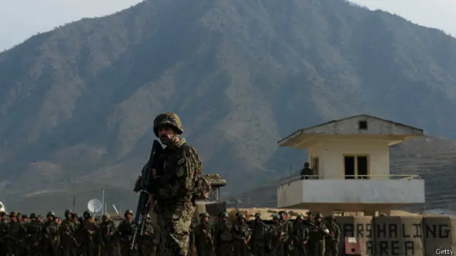 د ولسوالۍ له مرکز نه ورغلي ځواکونه د سختو بریدونو سره مخامخ دي