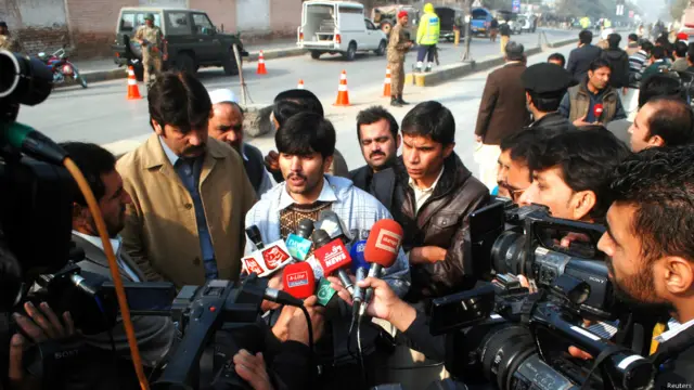 سکول کی عمارت کے بچ کر نکلنے والے عینی شاہدین میڈیا کے نرغے میں دکھائی دیے۔