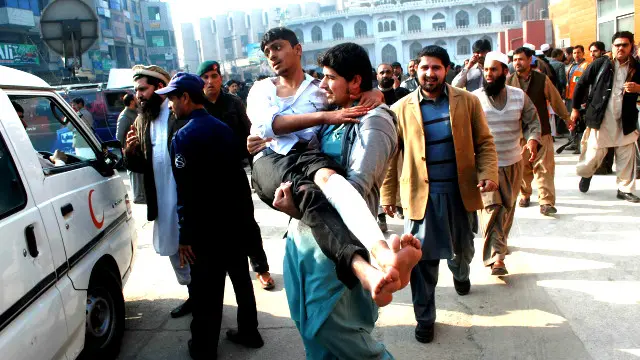 پشاور میں ہونے والے حملوں میں 130 سے زیادہ افراد مارے گئے ہیں