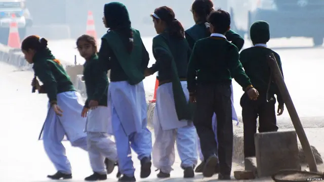 Sinif otaqlarına atəş açıqlıqdan sonra şagirdlər ərazini tərk etmək məcburiyyətində qalıblar. 