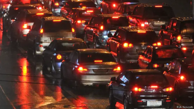 Москвичи часами стоят в пробках, но не спешат пересаживаться в общественный транспорт
