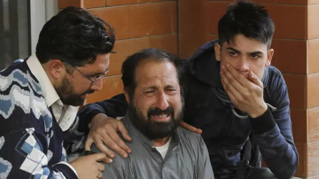 ہسپتالوں میں ہلاک ہونے والے بچوں کے والدین اور رشتہ دار غم سے نڈھال دکھائی دیے۔