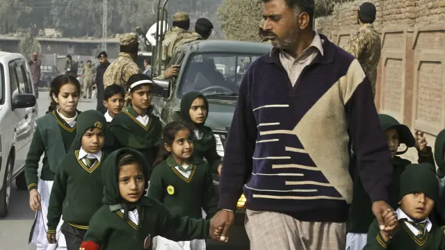 نواز شریف نے تمام سول اور فوجی سکیورٹی ایجنسیوں کو ہدایت کی کہ وہ سکول میں موجود تمام افراد کی بچانے کی بھر پور کوشش کریں