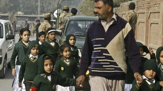 پاکستانی سکیورٹی فورسز نے بروقت کارروائی کر کے بڑی تعداد میں بچوں کو سکول سے نکال کر محفوظ مقام پر پہنچایا۔