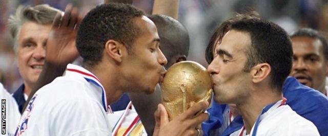 Besando la Copa del Mundoa de la Fifa tras ganarla con Francia en 1998.