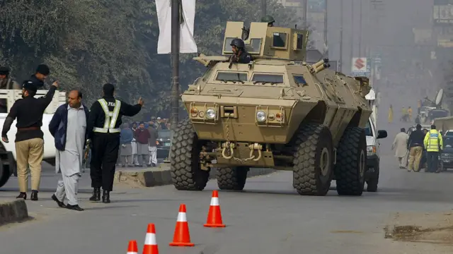 ورسک روڈ پر واقع آرمی پبلک سکول میں ایف سی کی وردی میں ملبوس آٹھ سے دس مسلح دہشت گرد حملہ آور ہوئے۔