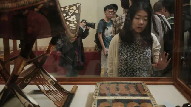 يضم المتحف المصري، الذي افتتح في عام 1902 في ميدان التحرير بالقاهرة 107 قاعات تحوى آثارا تعود إلى ما قبل التاريخ، مرورا بالعصر الروماني. وتتركز معظم محتوياته على الفترة الفرعونية. ويضم المتحف نحو 160000 قطعة تغطي فترة 5000 سنة من تاريخ مصر القديم.