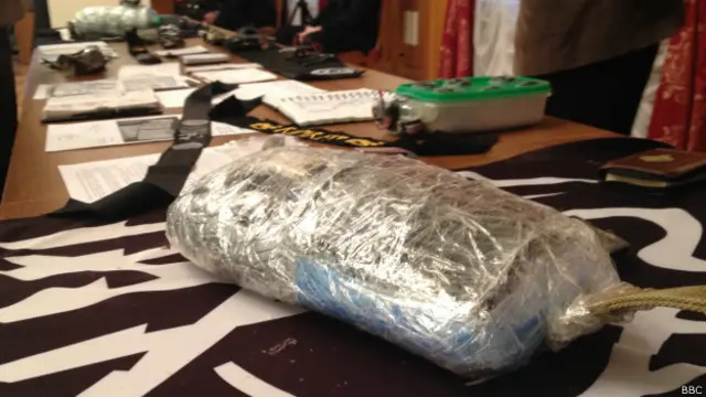 НАК продемонстрировал журналистам самодельные взрывные устройства, изъятые у боевиков в этом году