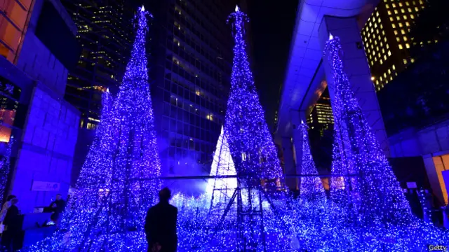 Luces en árboles de navidad en Japón