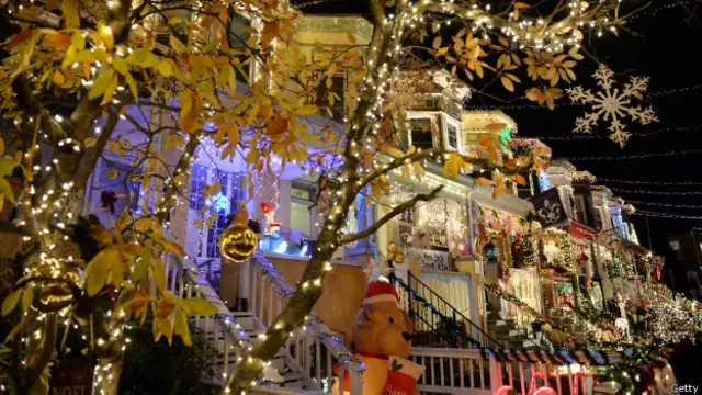 Luces de navidad en una calle de Baltimore