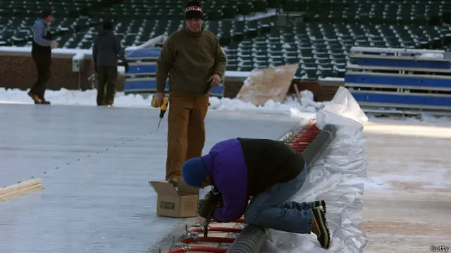 Técnicos instalan una pista de hielo en Chicago, en 2008