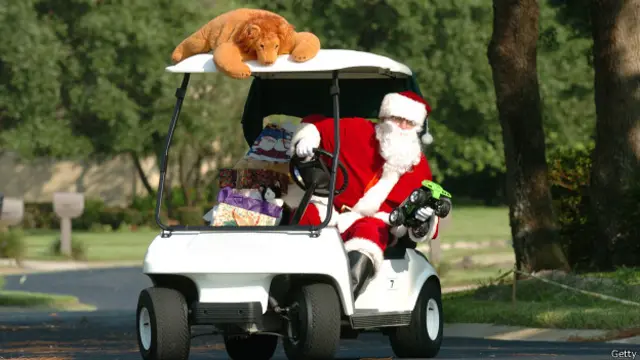 Santa Claus en un carrito de golf