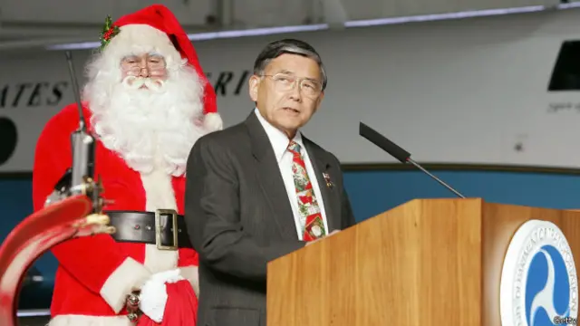 El secretario de Transporte de EE.UU. Norman Y. Mineta le entrega el certificado a Santa Claus en 2004