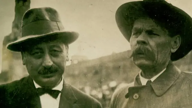 1920年代阿施(左)和俄國作家高爾基在莫斯科