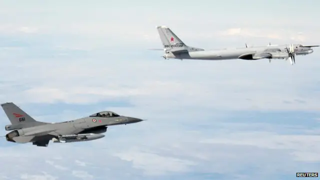 Норвежский истребитель и российский бомбардировщик