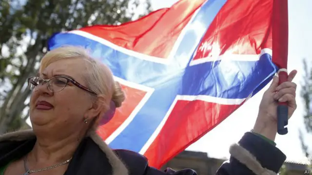 Женщина с флагом Новороссии