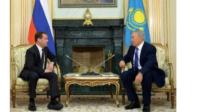 Суратларда Медведев жаноблари платформада эканлиги аниқ кўриниб қолган.