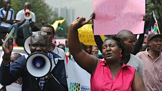 Le gouvernement a gelé les comptes bancaires des ONG concernées et révoqué les permis de travail de leurs employés étrangers.