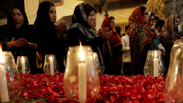 Женщины оплакивают погибших