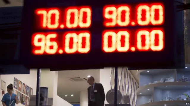 Электронное табло показывает курсы рубля к доллару и евро (Москва, 16 декабря 2014 г.)