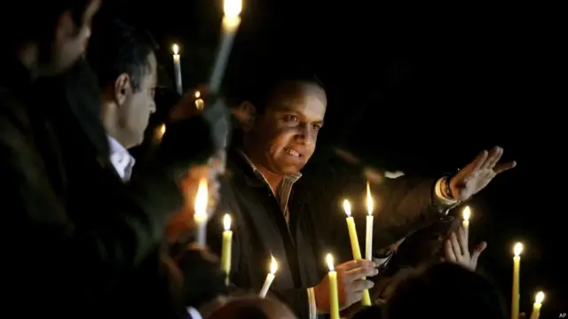 پشاور میں طالبان کے ہاتھوں بچوں کا قتلِ عام کے خلاف لوگوں کا خاموش احتجاج۔