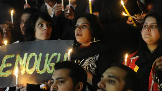 بڑی تعداد میں لوگ گزر جانے والوں کے غم میں شمعیں روشن کرتے نظر آئے