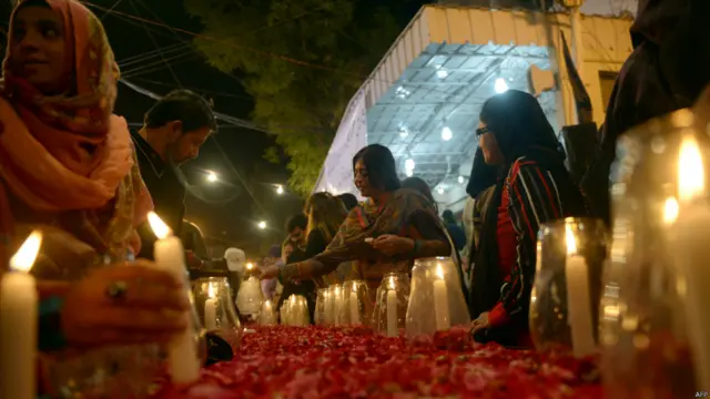 پشاور میں دہشت گردی کی بہیمانہ وادات کے خلاف اسلام آباد میں سول سوسائٹی کے افراد شمعیں جلا کر مرنے والوں اور ان کے لواحقین سے اظہار یکجہتی کر رہے ہیں۔