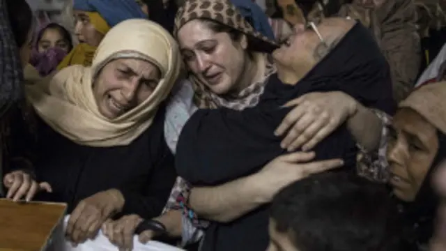 पेशावर के आर्मी स्कूल में मारे गए बच्चों की माताएँ.