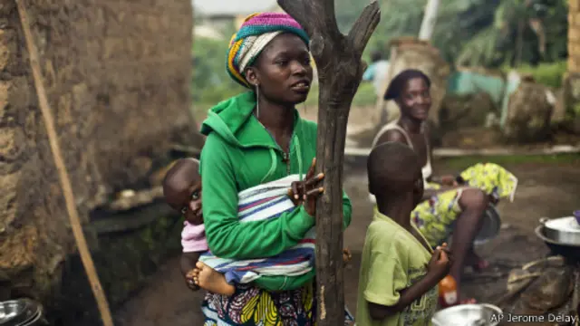 Les femmes se trouvent en première ligne de cette crise car ce sont souvent elles qui dispensent les premiers soins, soignent les enfants et traversent les frontières pour commercialiser leurs biens sur les marchés