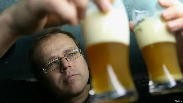 Un experto examina dos vasos con cerveza