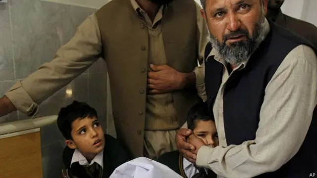 हमले में बचे बच्चों के साथ उनके परिजन