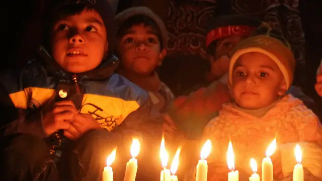 Anak-anak menggelar doa