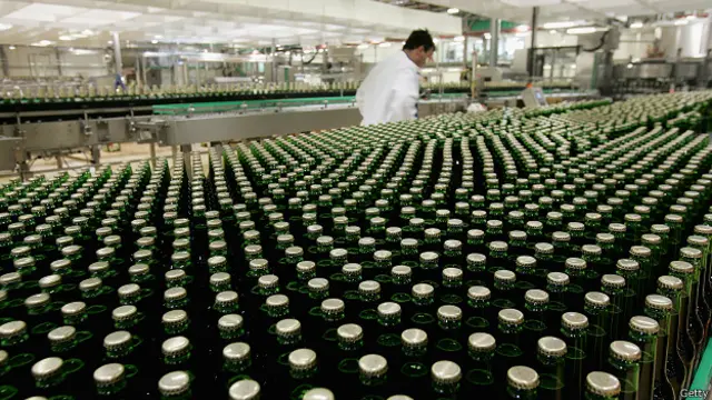 Botellas en una línea de producción de cerveza