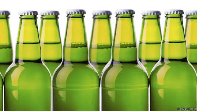 Botellas de cereveza verde