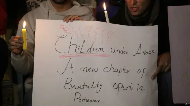 اسلام آباد میں پشاور حملے کے خلاف احتجاج کے لیے بھی چند لوگ جمع ہوئے جو ہمیشہ اس طرح کے مواقع پر نظر آتے ہیں