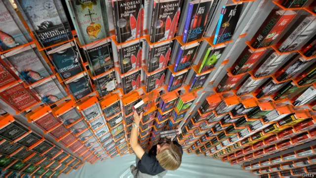 Libros que se elevan en una estantería